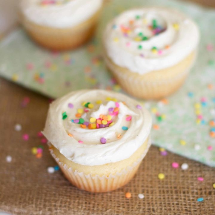 Classic Vanilla Cupcakes