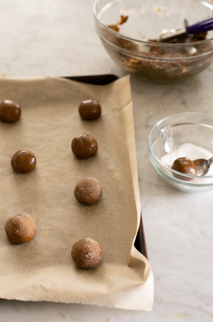 Easy Molasses Crinkle Cookies