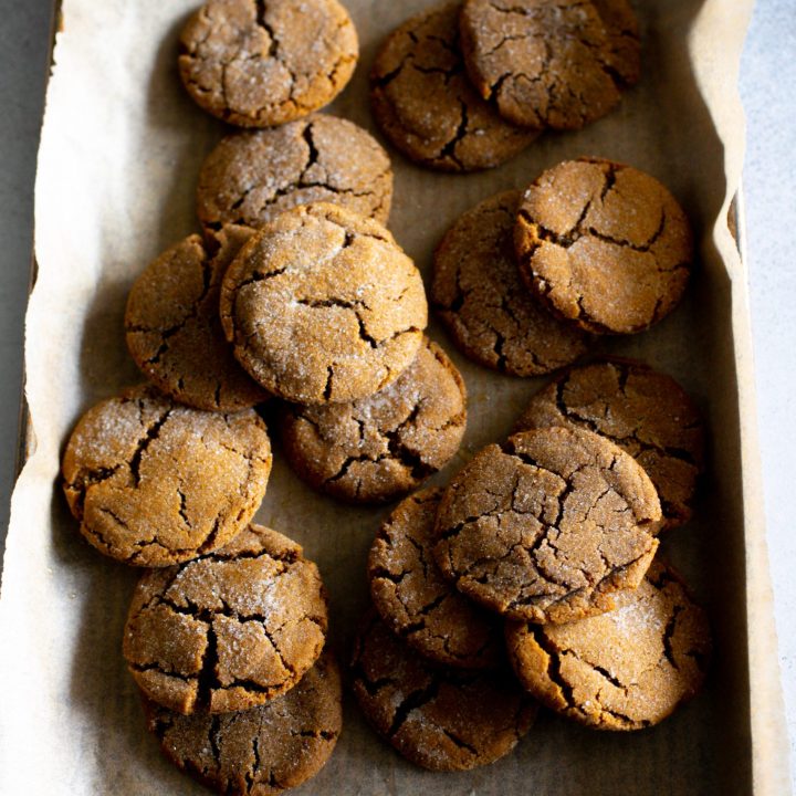 Easy Molasses Crinkle Cookies