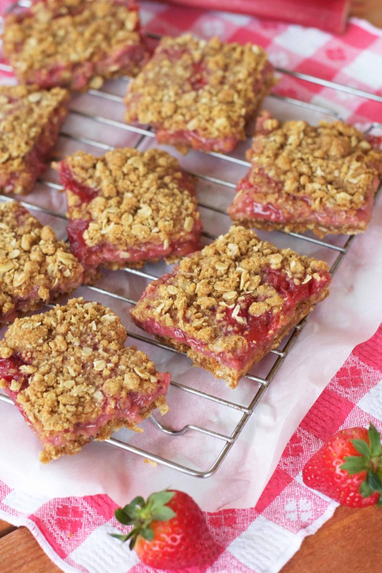 Strawberry Rhubarb Crumble Bars