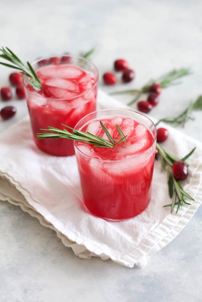 Cocktail freschi al mirtillo rosso e rosmarino