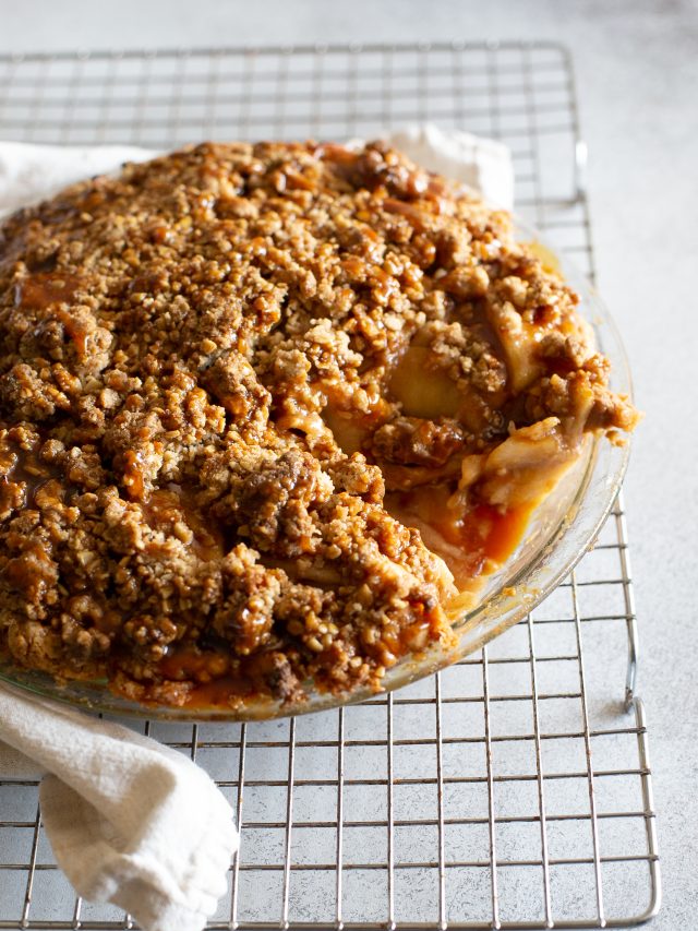 Caramel Apple Crumb Pie